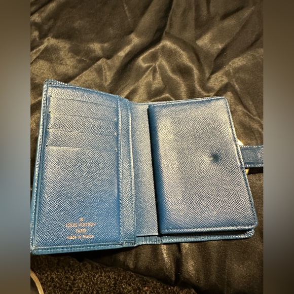 Louis Vuitton Blue EPI wallet. Kisslock coin area Authenticate. View pictures - Picture 16 of 16